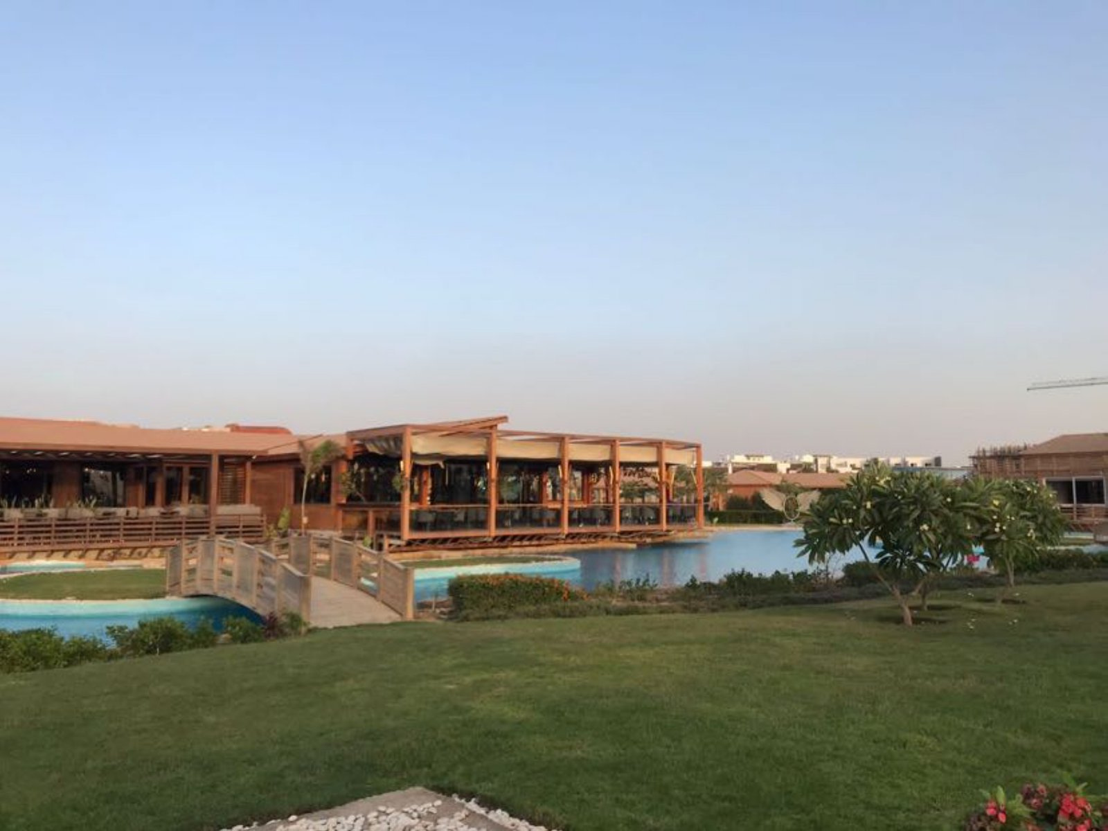 النادي والبحيرة الصناعية